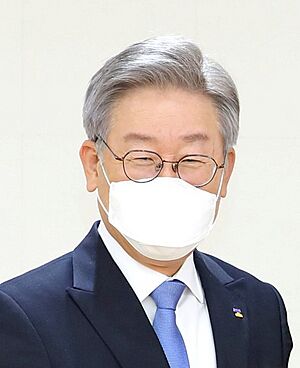 Archivo:Lee Jae-myung wearing a protective mask (201013)