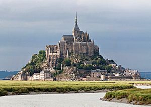 Archivo:Mont St Michel 3, Brittany, France - July 2011