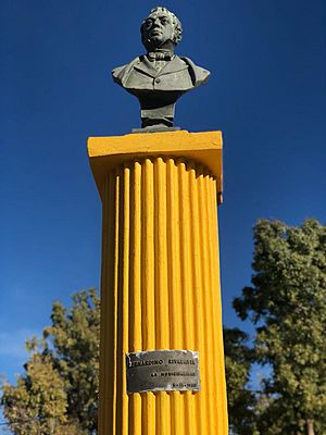 Archivo:Monumento a Bernardino Rivadavia