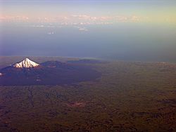 Archivo:Mount Taranaki Egmont National Park aerial view