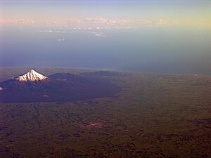 Archivo:Mount Taranaki Egmont National Park aerial view