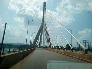 Archivo:Nile Bridge in Jinja City Along Kampala-Jinja Highway