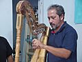 Octavio Vega tocando el Arpa