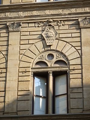 Archivo:Palazzo rucellai, ordine architettonico primo piano e stemma