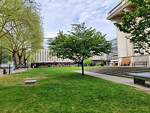 Archivo:Queen's Lawn from the south-east corner