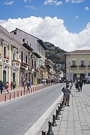 Archivo:Quito Calle Benalcázar seen from the eastern corner of Plaza de San Francisco to the southwest