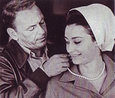 Archivo:Raffaella carrà e frank sinatra in il colonnello von ryan 1965