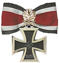 Archivo:Ridderkruis met gouden eikenloof, zwaarden en briljanten (ingesteld op 29 december 1944), werd verleend aan de Stuka piloot Hans-Ulrich Rudel