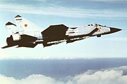 Archivo:Right side view of a Soviet MiG-31 Foxhound 2