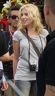 Archivo:Scarlett Johansson 6 cropped Barcelona