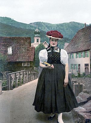 Archivo:Schwarzwaelderin in Tracht um 1900