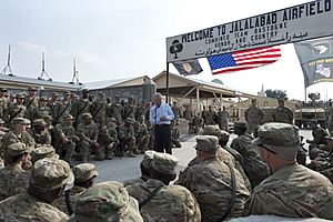 Archivo:Secretary of Defense, Chuck Hagel, visits Afghanistan, March 9, 2013