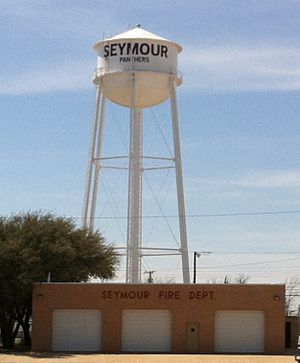 Archivo:Seymour water tower larger