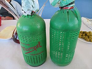 Archivo:Sifones con agua carbonatada (Traiguera, España)