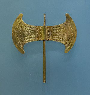Archivo:Small golden double head minoan axe archmus Heraklion
