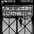 Tor im KZ Dachau mit Inschrift Arbeit macht frei