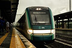 Tren X'Trapolis Tsíimin K’áak arribando a la estación Mérida Teya.jpg