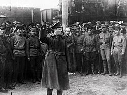 Archivo:Trotsky con la guardia roja
