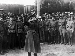 Archivo:Trotsky con la guardia roja