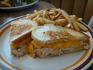 Archivo:Tuna melt sandwich with fries
