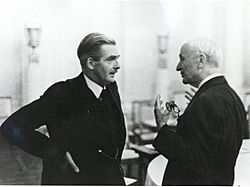 Archivo:U.S. Secretary of State Cordell Hull conversing with British Foreign Minister Anthony Eden