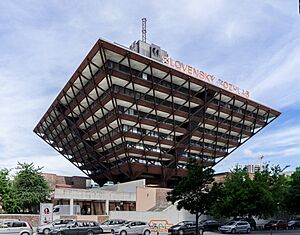 Archivo:Upside down Pyramid, Bratislava 02
