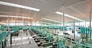 Archivo:Vestíbulo de salidas y filtros de seguridad de la terminal T1 del aeropuerto de Barcelona.