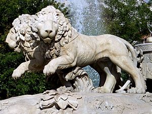Archivo:(MAD) Cibeles-leones-1