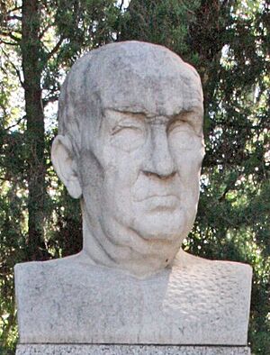Archivo:20070705 - Estatua de Cecilio Rodríguez (cropped)