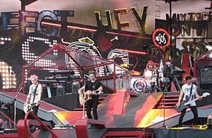 Archivo:5sosWWAT