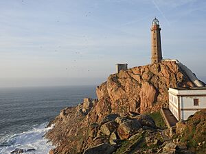 Archivo:Acantilado faro cabo Villano