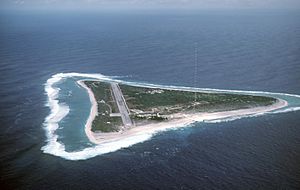 Archivo:Aerial-View-Minamitori-Island-1987