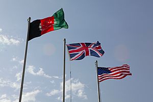 Archivo:Afghan, British and American Flags MOD 45151539