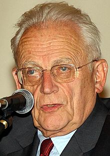 Alain Touraine, 2004 (cropped).jpg