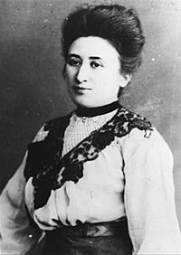 Archivo:Bundesarchiv Bild 183-14077-006, recortada, Rosa Luxemburg
