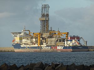 Archivo:Buque perforador petrolífero Stena Drillmax atracado en el Puerto de la Luz y de Las Palmas, en Gran Canaria, España
