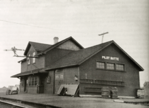 Archivo:CPR station, Pilot Butte, 1915