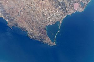 Archivo:Cartagena, Mar Menor, i Cap de Pals (foto satèl·lit)