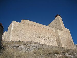 Archivo:Castillo de los Heredia de Alcalá de la Selva 2