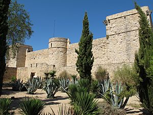 Archivo:Castillo nuevo de Santiago