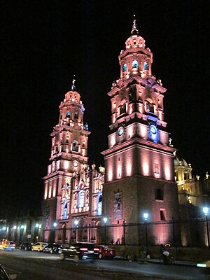 Archivo:Catedral de Morelia vista de noche
