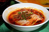 Archivo:Dan-dan noodles, Shanghai