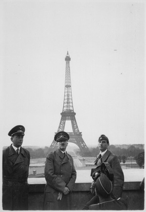 Archivo:Der Führer in Paris. Hitler in Paris. Heinrich Hoffman Collection. - NARA - 540180f