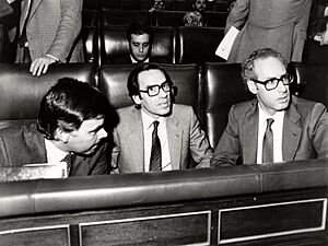 Archivo:Felipe González junto al vicepresidente y al ministro de Economía y Hacienda en el Congreso de los Diputados
