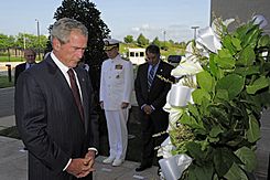 Archivo:Former President George W. Bush, foreground, lays a wreath at the Pentagon Sept 110910-F-RG147-043