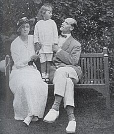 Archivo:Grand Duke Michael alexandrovich his wife and son