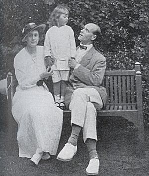 Archivo:Grand Duke Michael alexandrovich his wife and son