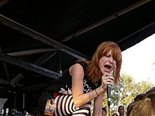 Archivo:Hayley Williams Paramore Warped Tour 2006