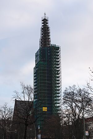 Archivo:Heilandskirche Moabit scaffolded 2014