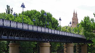 Iron bridge and cathedral, Logroño - panoramio.jpg